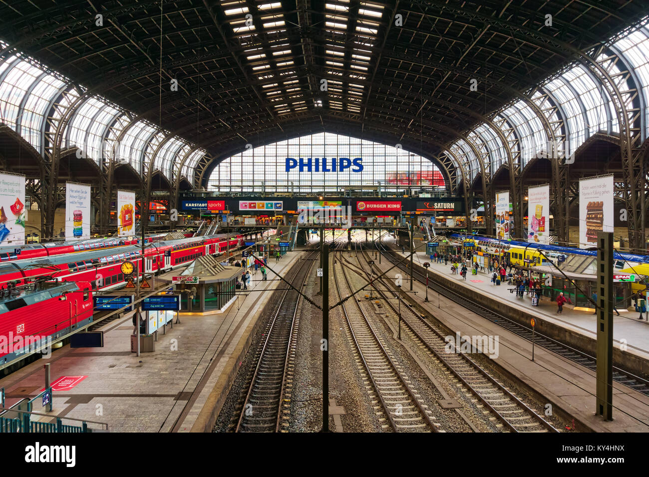 I binari del treno presso la più trafficata Stazione ferroviaria in Germania, Hamburg Hauptbahnhof, Amburgo, Germania Foto Stock