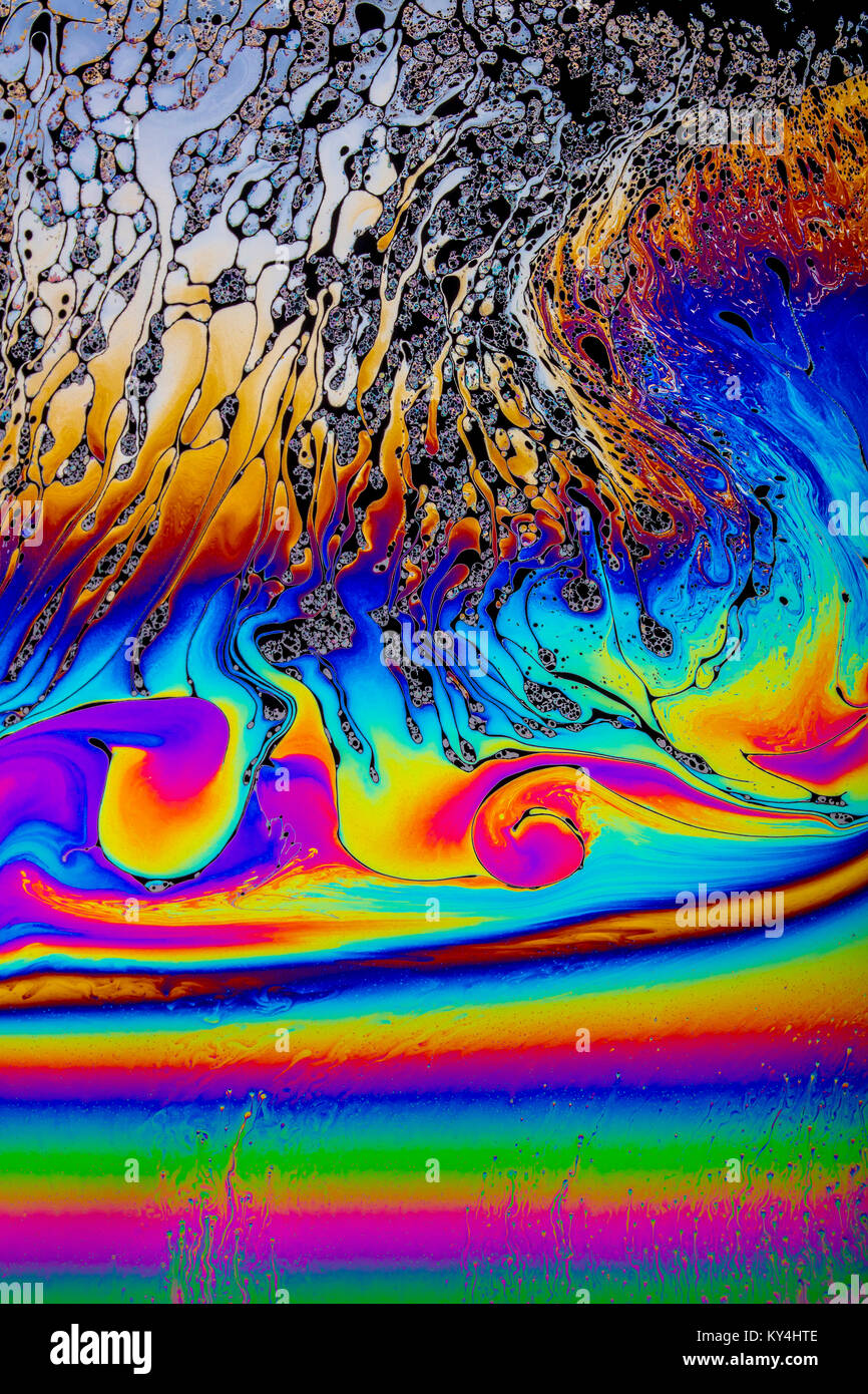 Ottica film sottili modelli di interferenza in una distesa di soluzione di sapone dimostrando multi-colore psichedelico, educativo e di effetti artistici Foto Stock