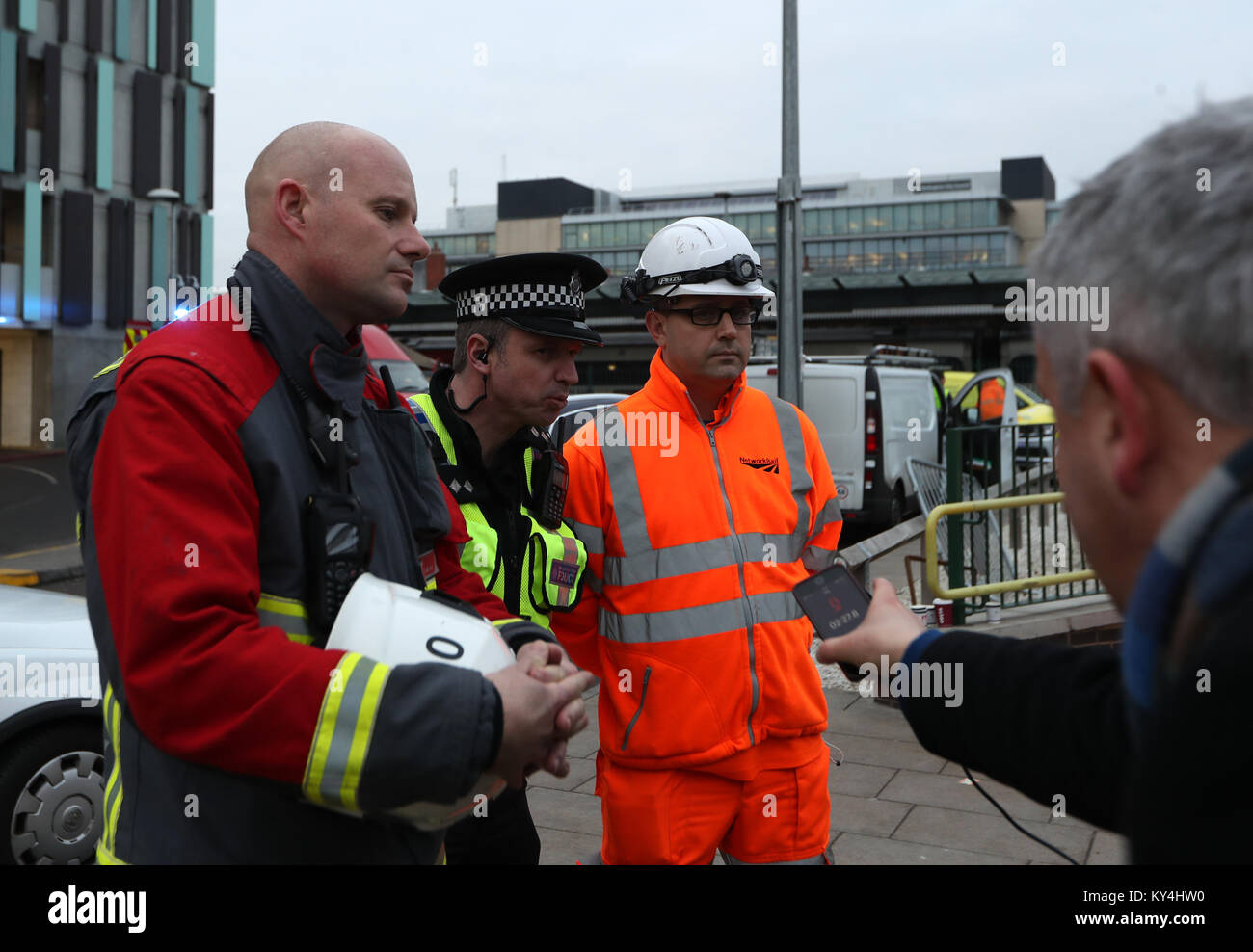 Incident Commander Bryn Coleman (sinistra), Ispettore capo del British Transport Police, Stuart Middlemass (centro) e direttore di zona per la guida della rete Gary Walsh parlare ai media si sono riuniti presso la stazione di Nottingham, a seguito di un enorme incendio scoppiato in un blocco di bagni alla stazione. Foto Stock