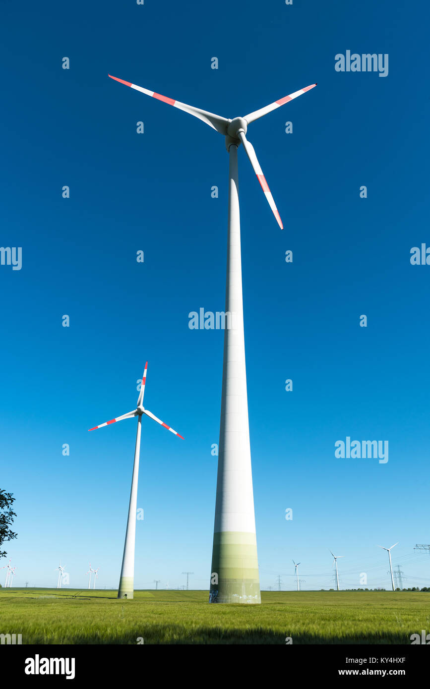 Mulino a vento-powered impianto visto in Germania rurale Foto Stock