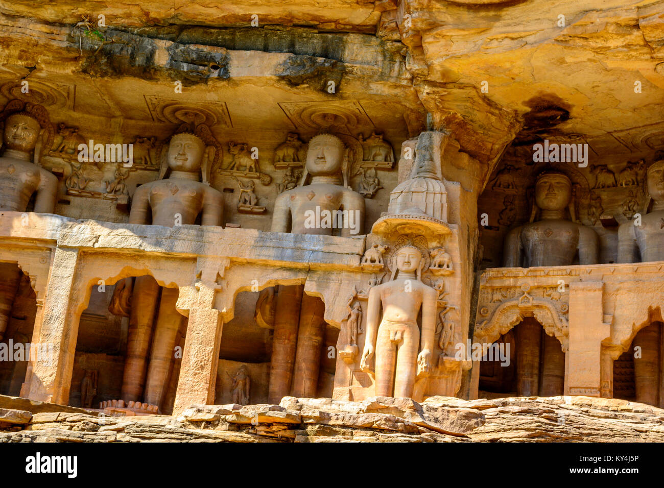 Rotto antiche statue di Buddha nella roccia di Gwalior / India Foto Stock