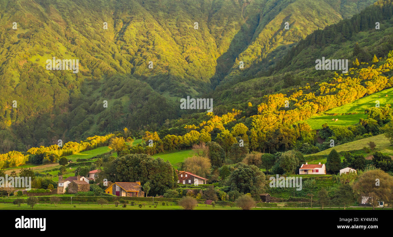 Il paesaggio intorno a Lagoa Azul, il famoso lago sull isola Sao Miguel nelle Azzorre, Portogallo. Foto Stock