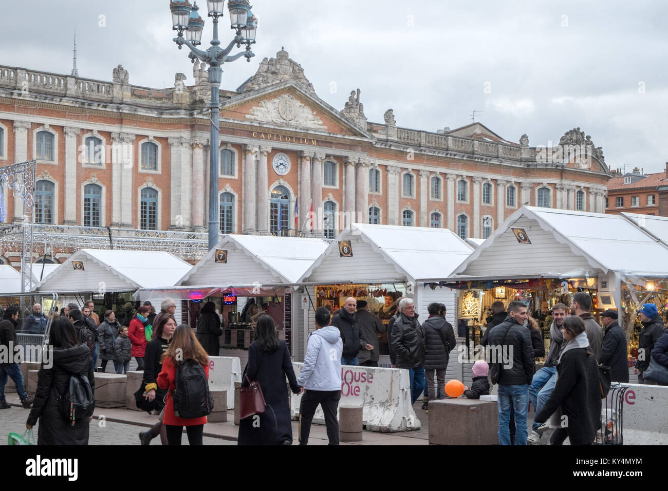 Tradizionale,natale,mercato,in stallo,si spegne,Place du Capitole,Toulouse,francese,d,Haute-Garonne, regione, Occitanie, Francia,francese,l'Europa,europeo, Foto Stock