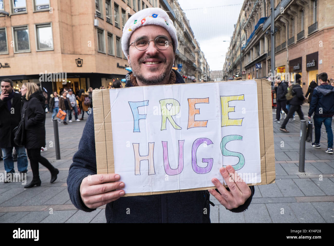 Libera,baci,free hugs,data,l,a,public,a,Place du Capitole,Toulouse,francese,REPARTO DI, Haute-Garonne,Occitanie, Francia,francese,l'Europa,europeo, Foto Stock