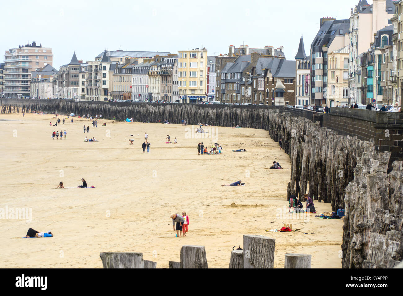 Tratto di spiaggia sabbiosa noto come Grande Plage,St.Malo,Francia Foto Stock