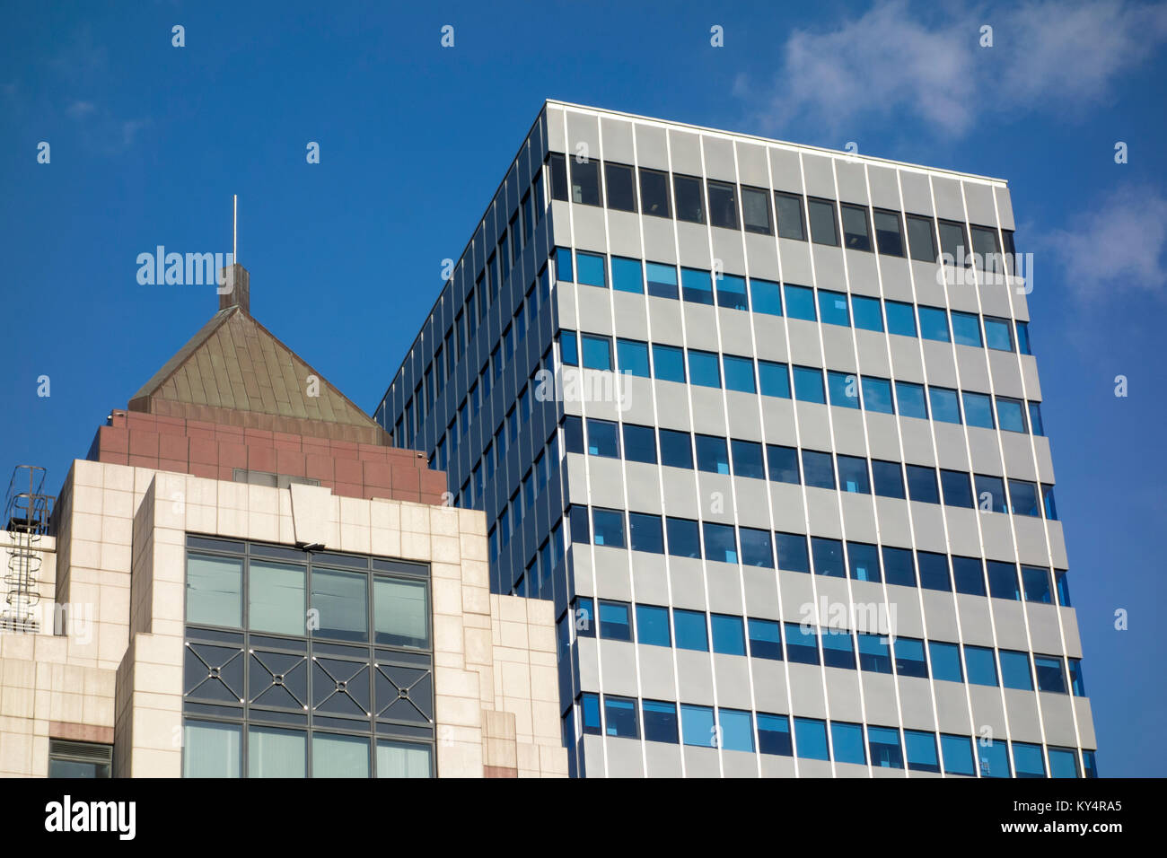 Post-moderna città luogo Casa (55 BASINGHALL STREET) [sinistra] e modernista City Tower (40 BASINGHALL STREET) da Burnett Tait & Partners [destra] Foto Stock