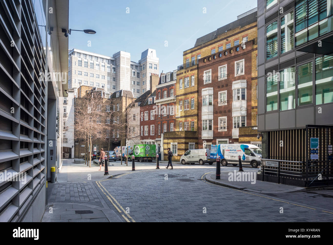 West Harding Street & furgoni parcheggiati sul Pemberton Row, città di Londra, Regno Unito Foto Stock
