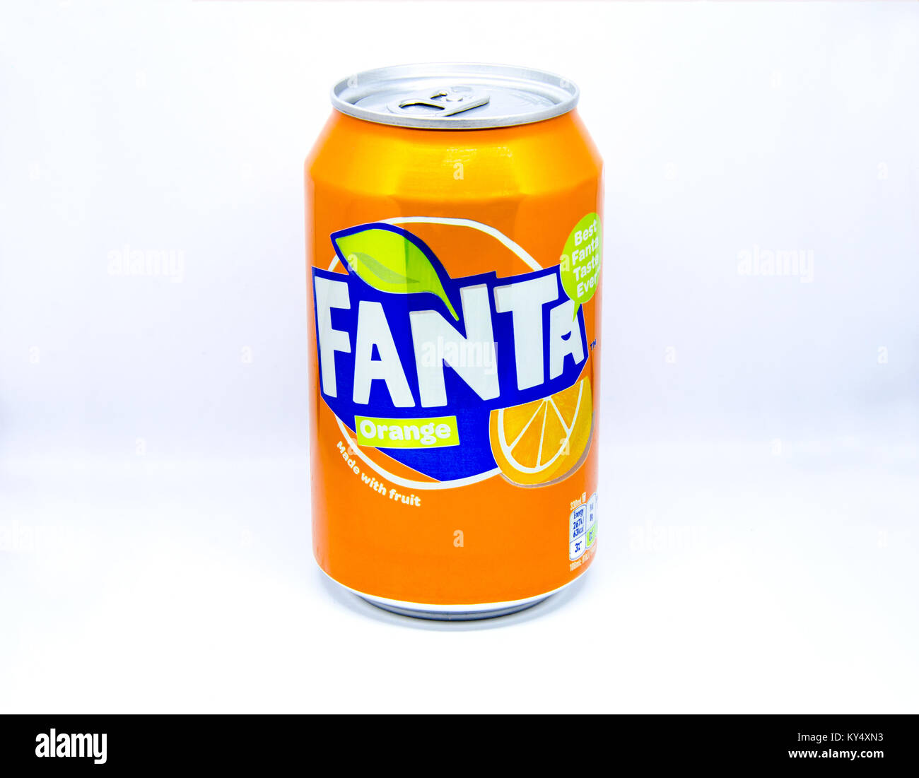 Una lattina di Fanta Orange soda la bevanda gassata con anidride carbonica fotografati contro uno sfondo bianco. Foto Stock