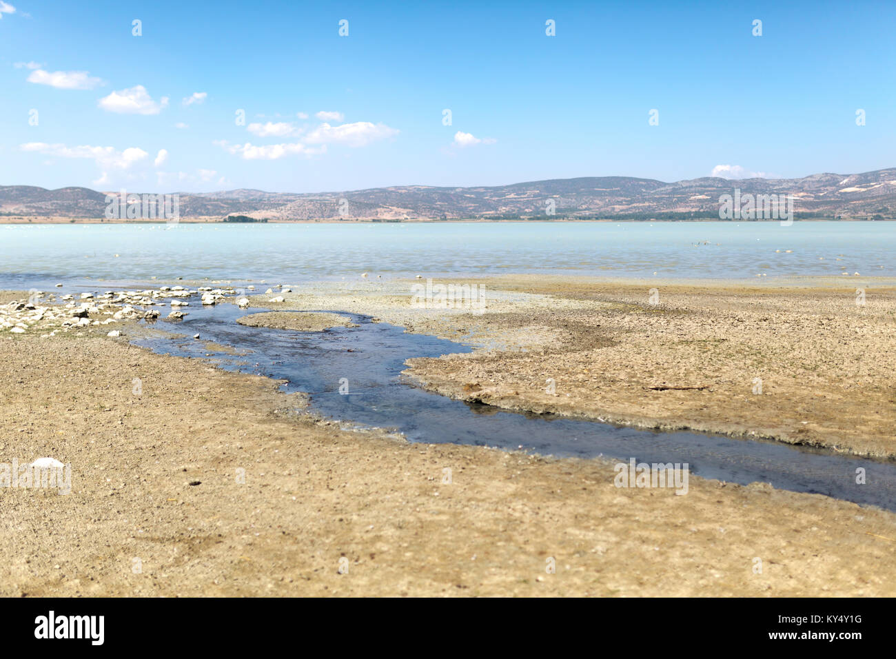 Creek a un lago mediterranea in estate Foto Stock