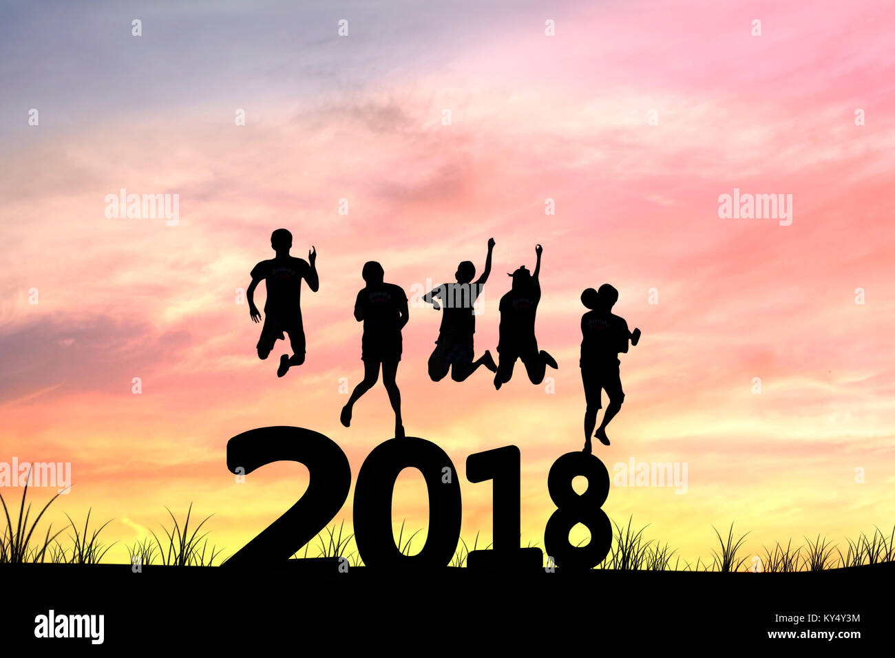 Silhouette a un gruppo di persone che saltano nel tramonto su 2018, concetto come celebrazione e felice anno nuovo Foto Stock