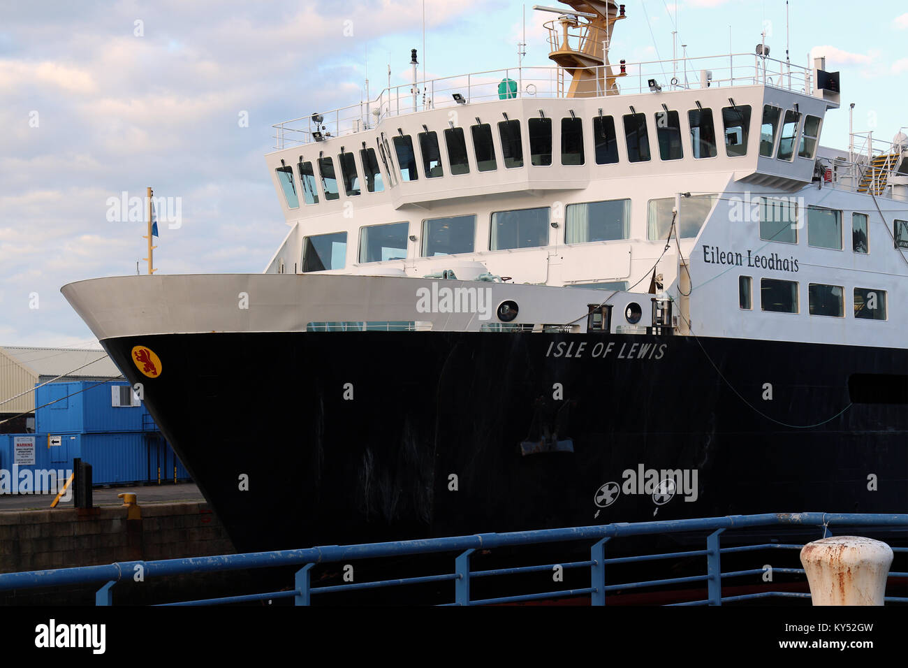 Caledonian MacBrayne roll-on / roll-off del traghetto, MV isola di Lewis (Eilean Leòdhais), a James Watt Dock, Greenock, Scozia, per riparazioni, 2 giugno, 2016 Foto Stock