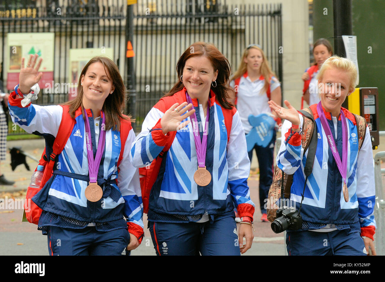 Tre della squadra di hockey della Gran Bretagna vincitrice di bronzo dei Giochi Olimpici di Londra 2012. Emily Maguire, Beth Storry E Alex Danson. Team GB. Parata Foto Stock
