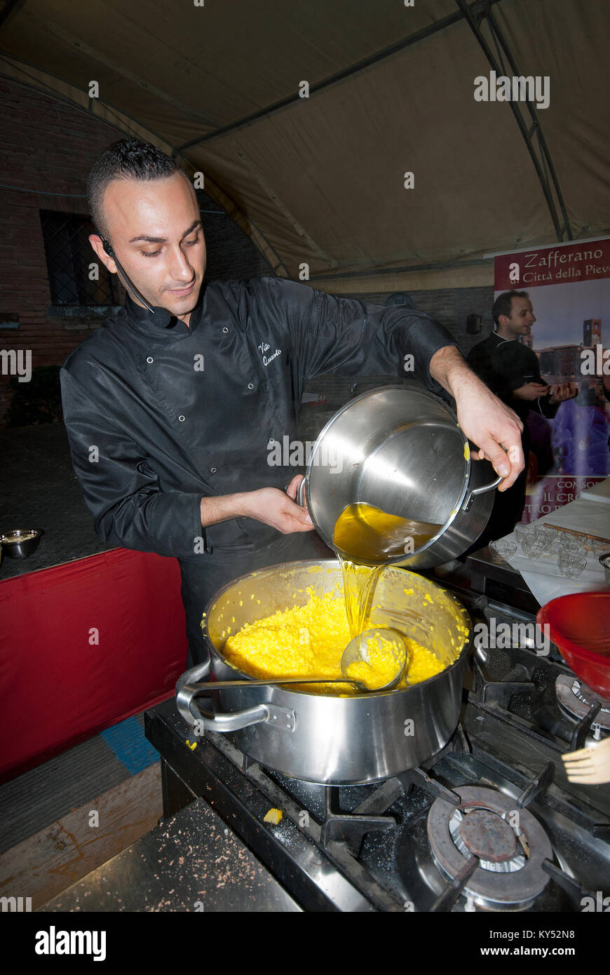 Un cuoco per la cottura riso allo zafferano, Città della Pieve, Umbria, Italia Foto Stock