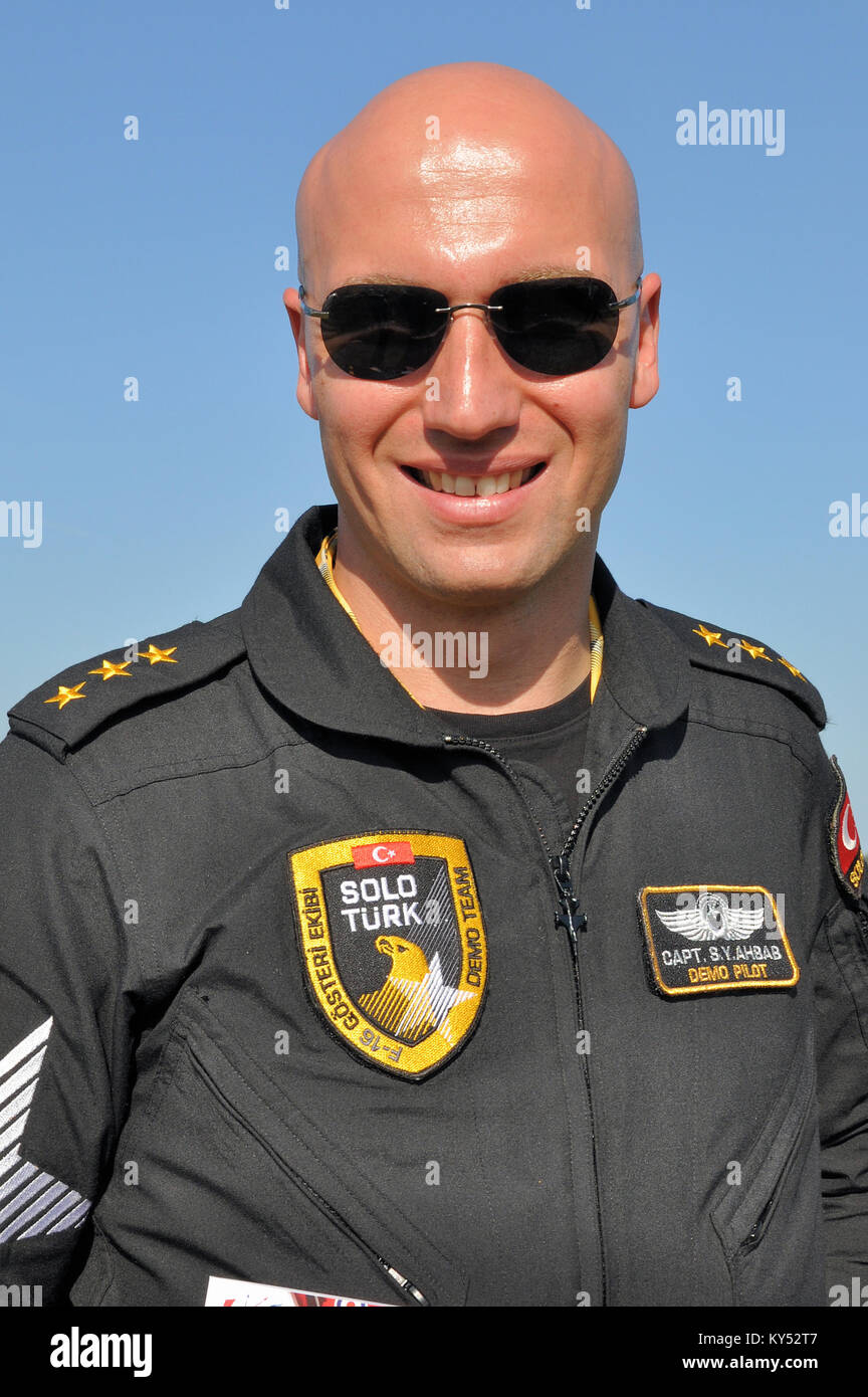 Capitano S Yalib Ahbab, pilota di aeroshow solo Turk Türk Hava Kuvvetleri Turkish Air Force F-16 team demo alla RAF Waddington 2013 Foto Stock