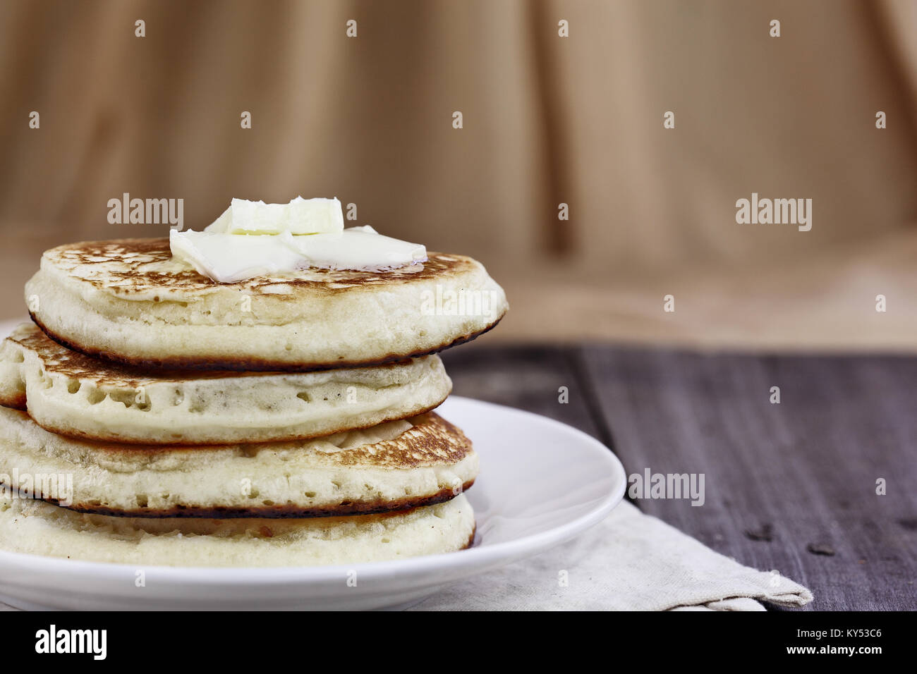 Pila di Pancake fatti in casa con burro di fusione. Estrema profondità di campo. Perfetto per Martedì Grasso. Foto Stock