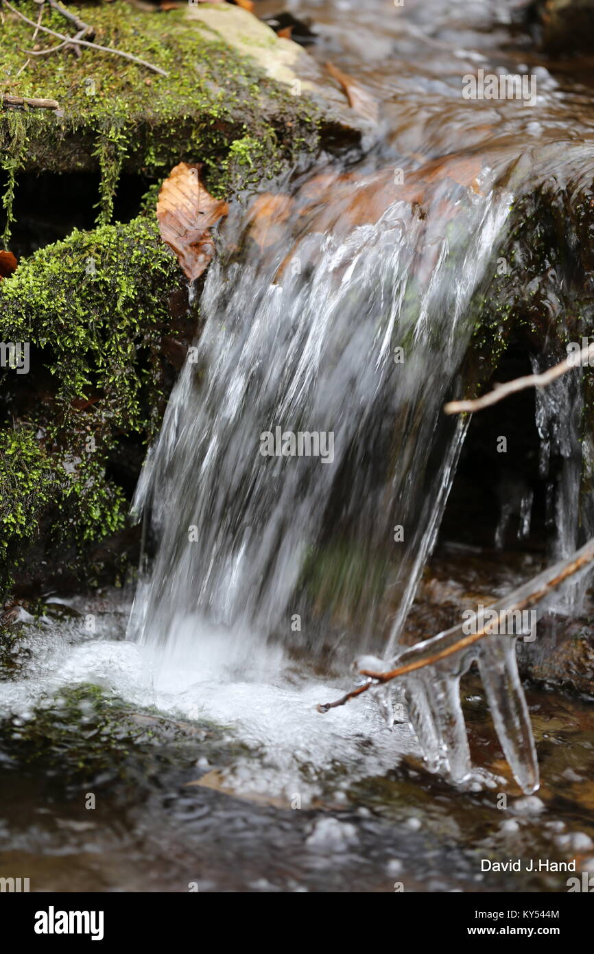 Cascata in una fredda e congelate di giorno di dicembre. Foto Stock