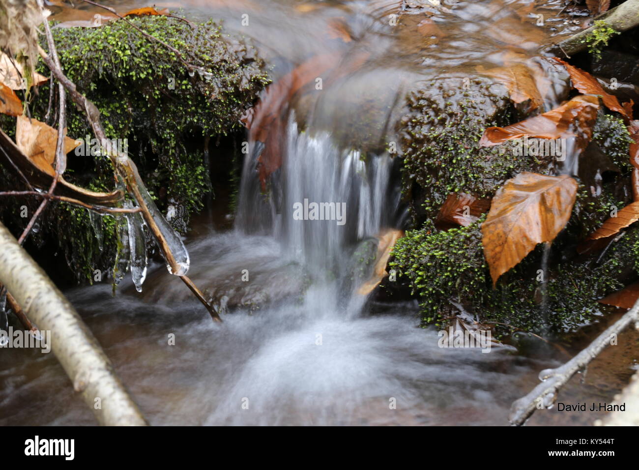 Cascata in una fredda e congelate di giorno di dicembre. Foto Stock