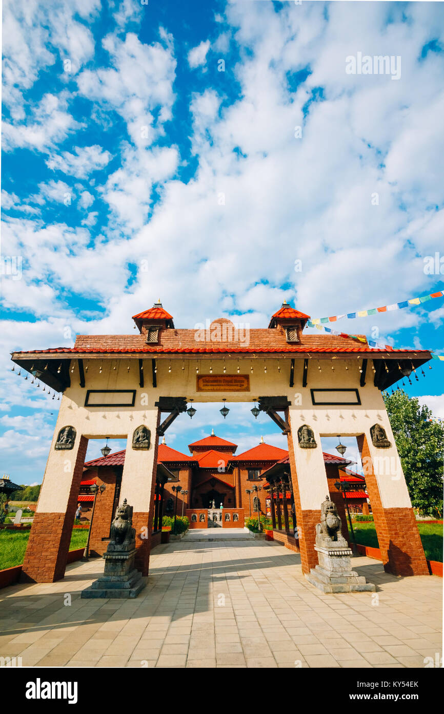 Villaggio di Petrovo, Russia - Agosto 21, 2016: ingresso ad arco in stile Nepalese. Parco a tema Foto Stock