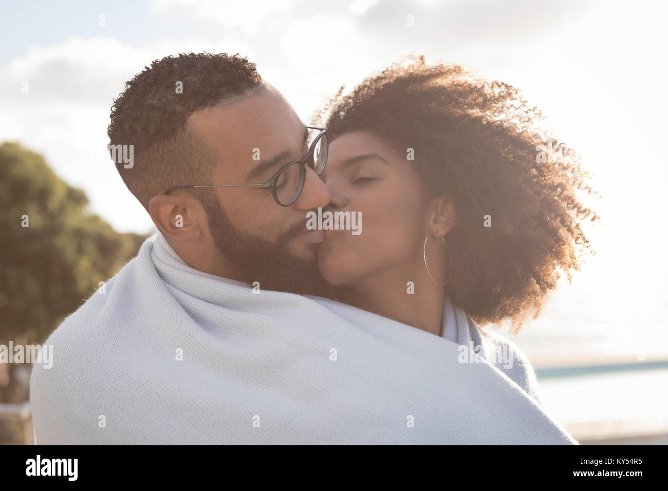 Paio di baciare ogni altro vicino alla spiaggia Foto Stock