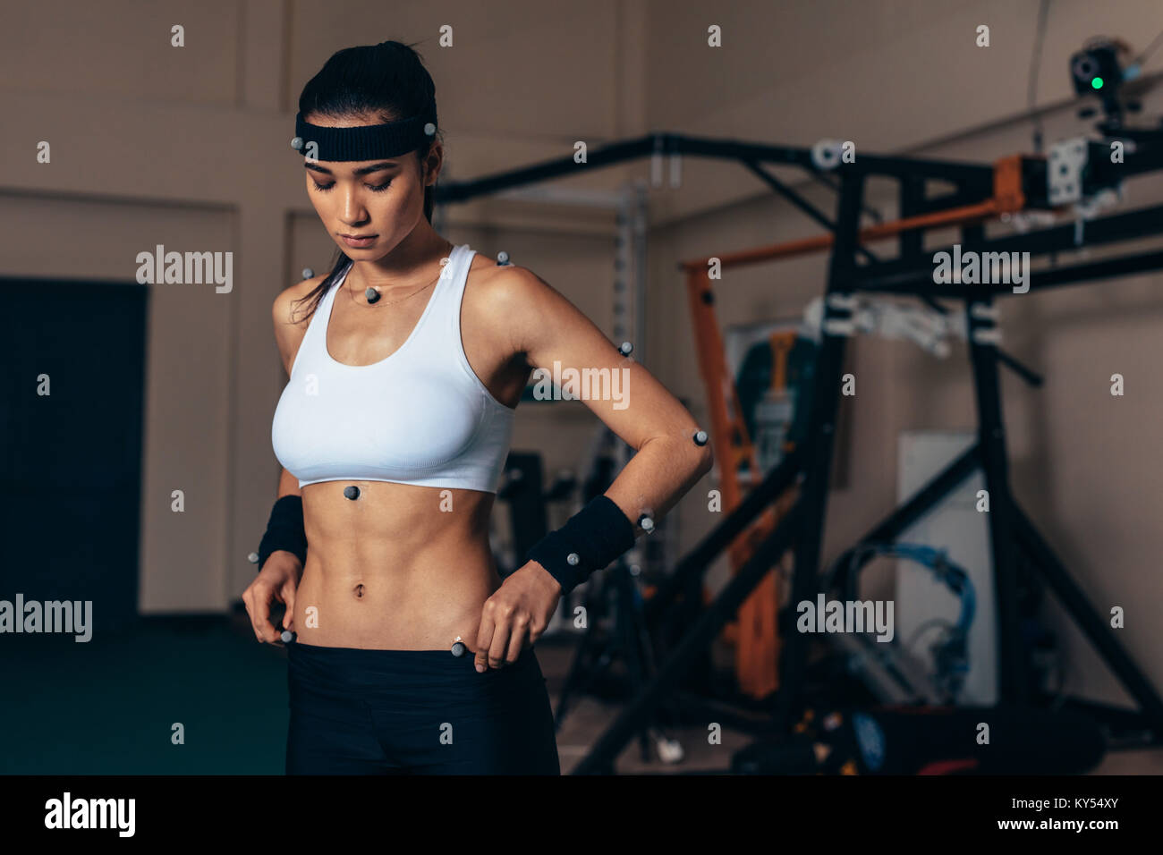 Montare la giovane donna con il motion capture sensori sul suo corpo in  sport lab. Atleta femminile prova la sua performance in biomeccanica lab  Foto stock - Alamy