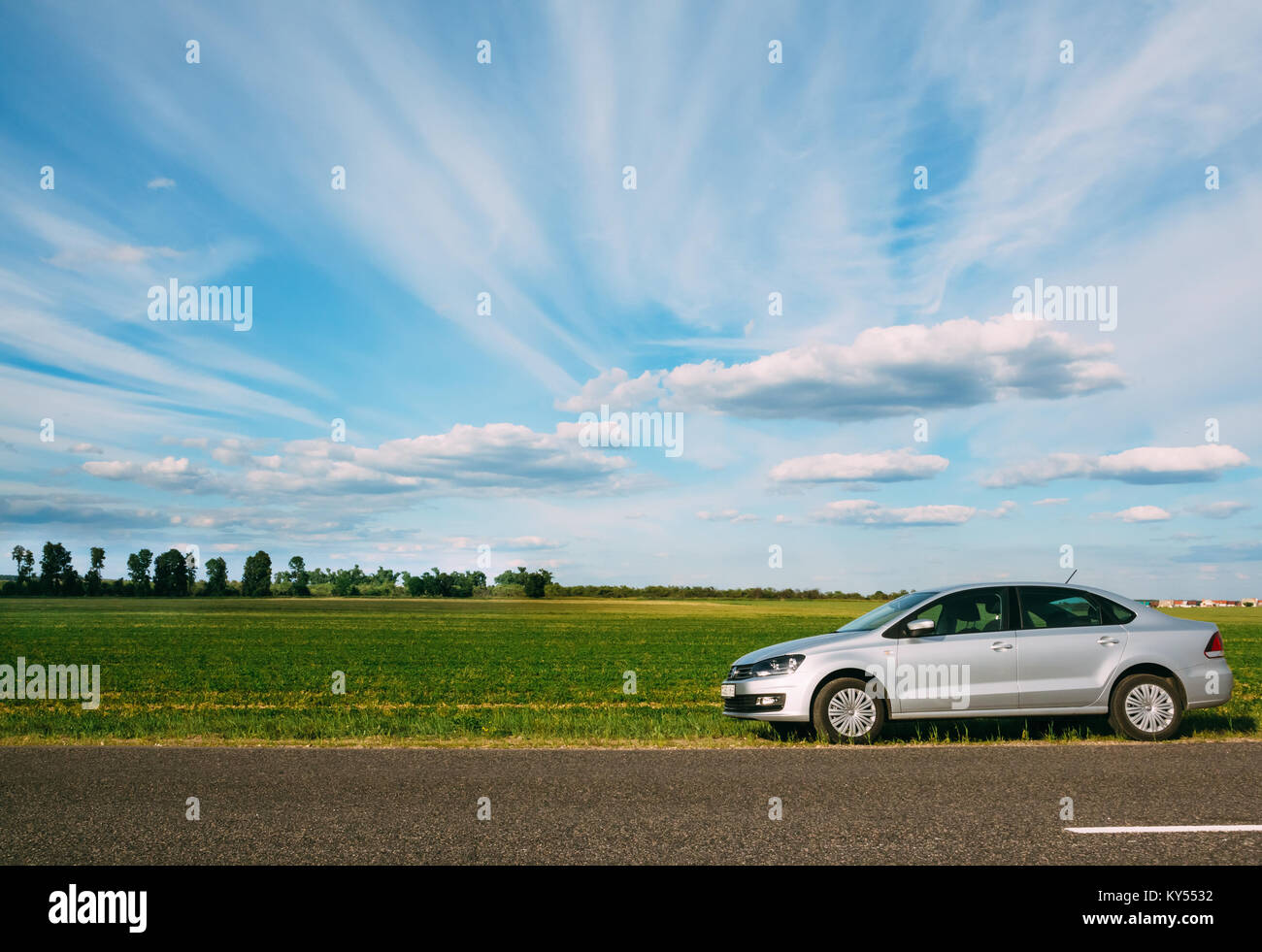 Gomel, Bielorussia - Giugno 13, 2016: Volkswagen Polo in piedi sul lato della strada sullo sfondo del bel cielo e il verde dei campi Foto Stock