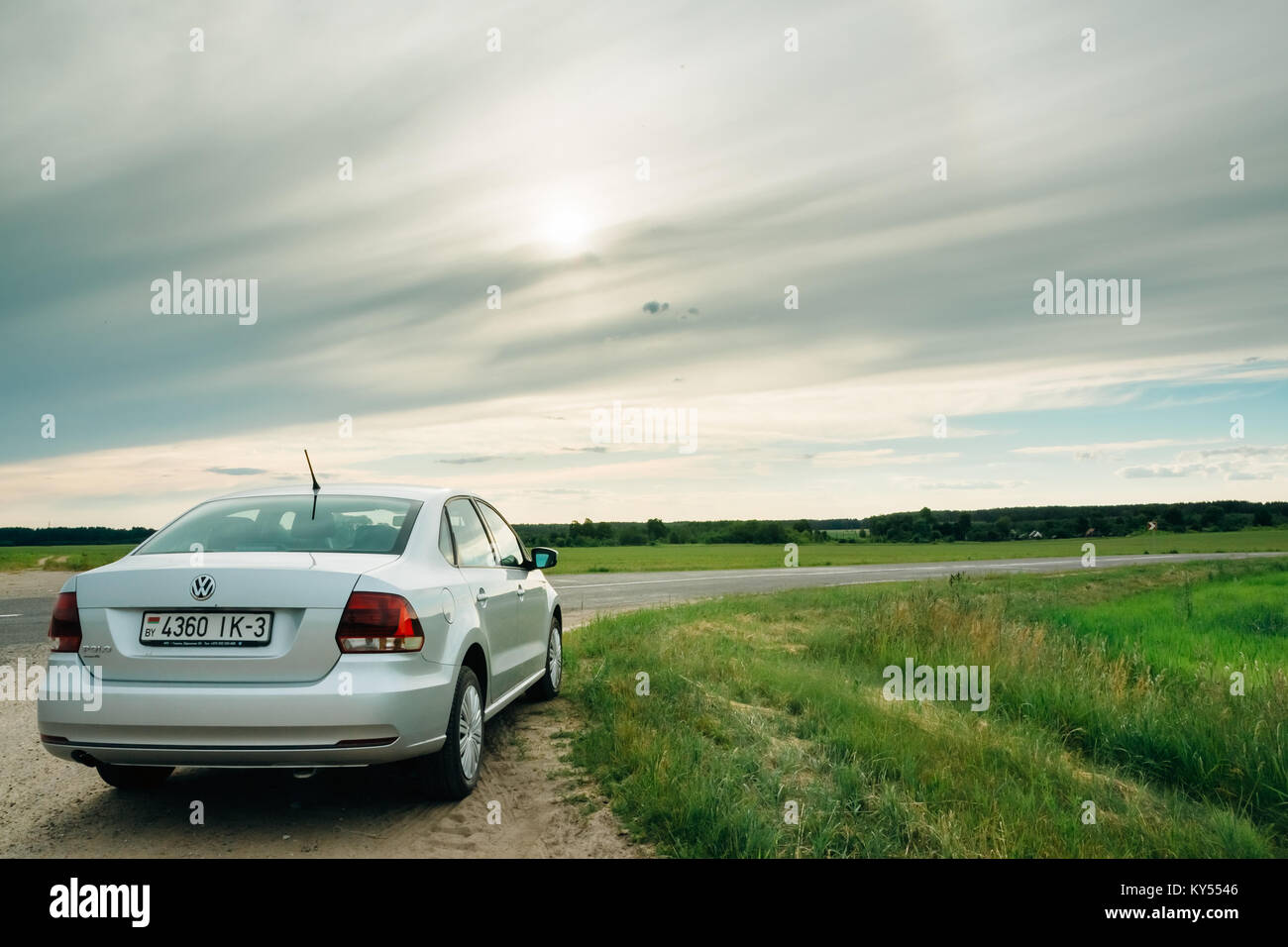 Gomel, Bielorussia - Giugno 13, 2016: Volkswagen Polo parcheggiato a lato della strada di campagna Foto Stock