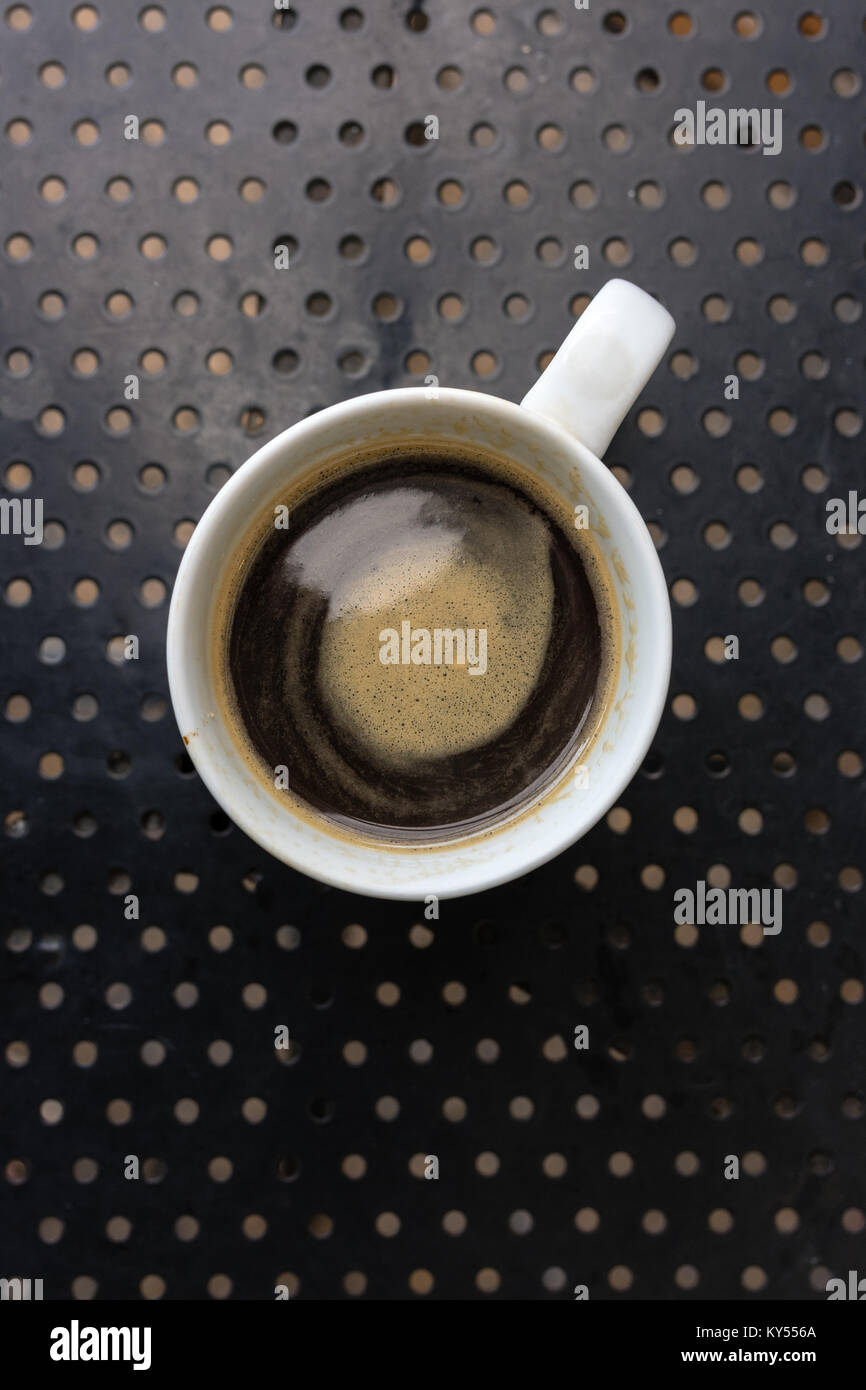 Caffè Americano in bianco standard mug in metallo nero dalla tabella di cui sopra. Foto Stock
