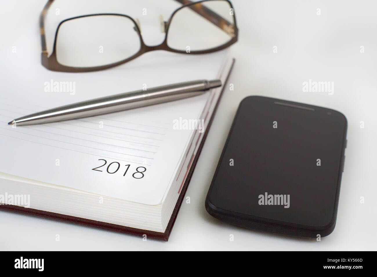 Nuovo anno 2018 office organizer Calendario e penna a sfera di nastro. Messa a fuoco selettiva Foto Stock