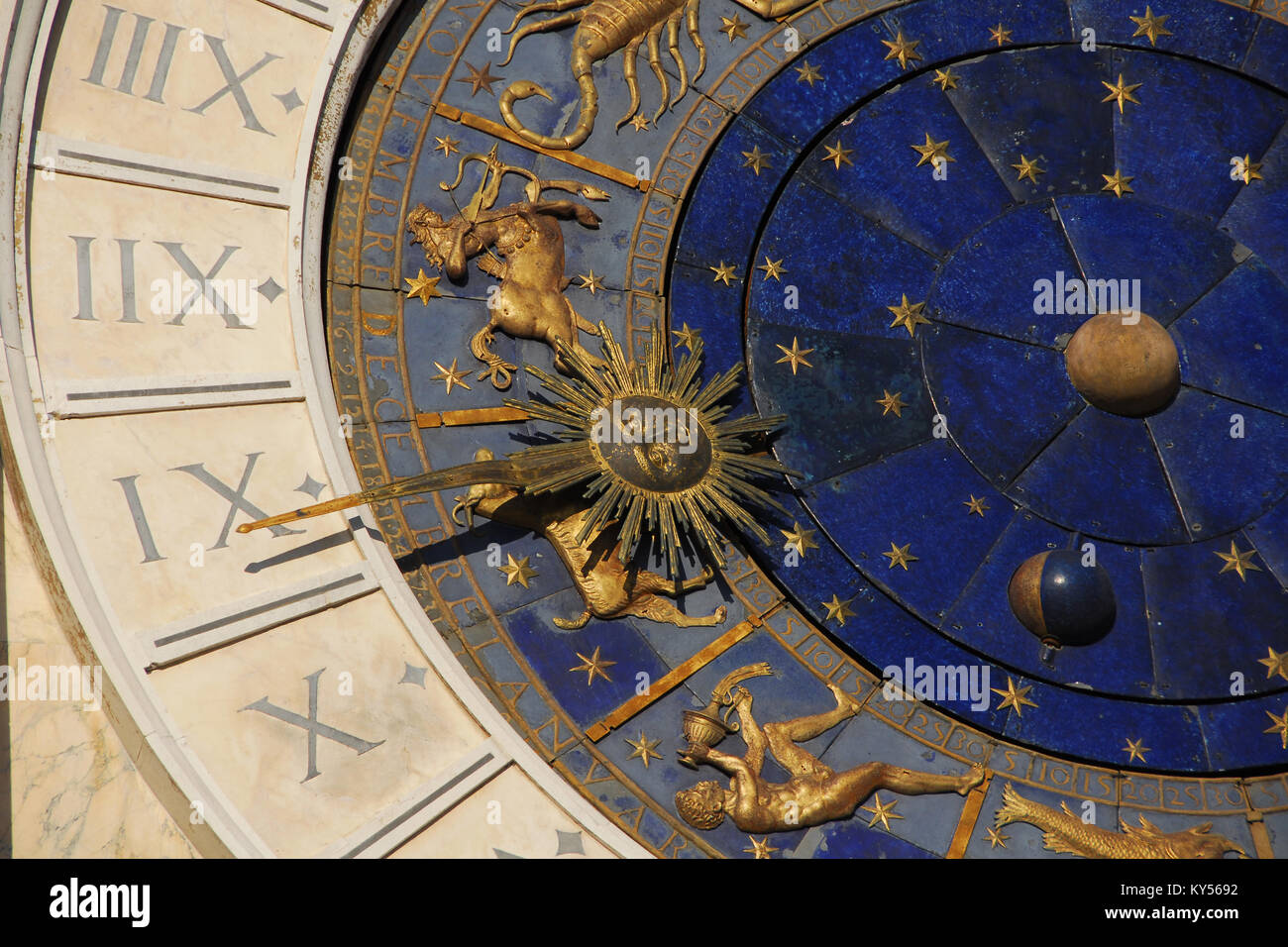 Dai tempi antichi e l'Astrologia. Dettaglio di Piazza San Marco renaissance Torre dell Orologio a Venezia con segni zodiacali, pianeta e stelle (XV secolo) Foto Stock