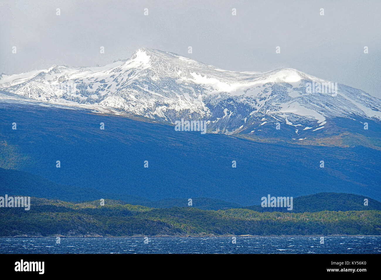 Picchi innevati lungo il Canale di Beagle Foto Stock