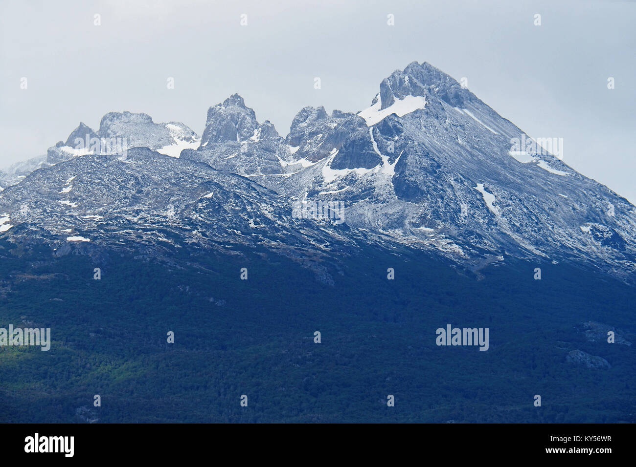 Vertice del picco di montagna lungo il Canale di Beagle se Argentina. Foto Stock