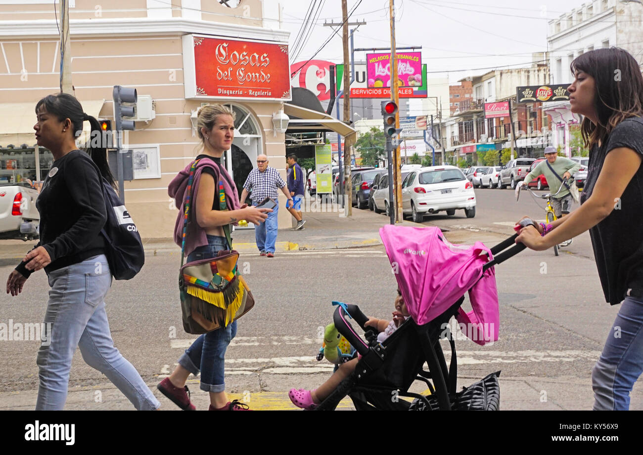 Scena di strada nel quartiere finanziario del centro cittadino di Puerto Madryn, Argentina. Foto Stock