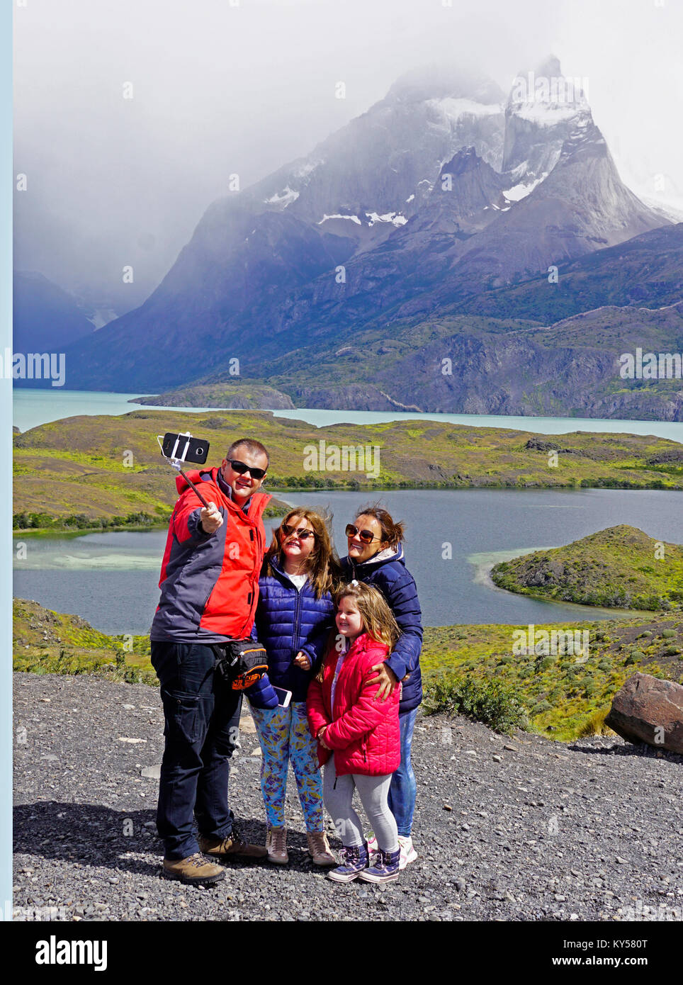 La famiglia felice in posa per una foto selfie al Parco Nazionale Torres del Paine in Patagonia regione del Cile. Foto Stock