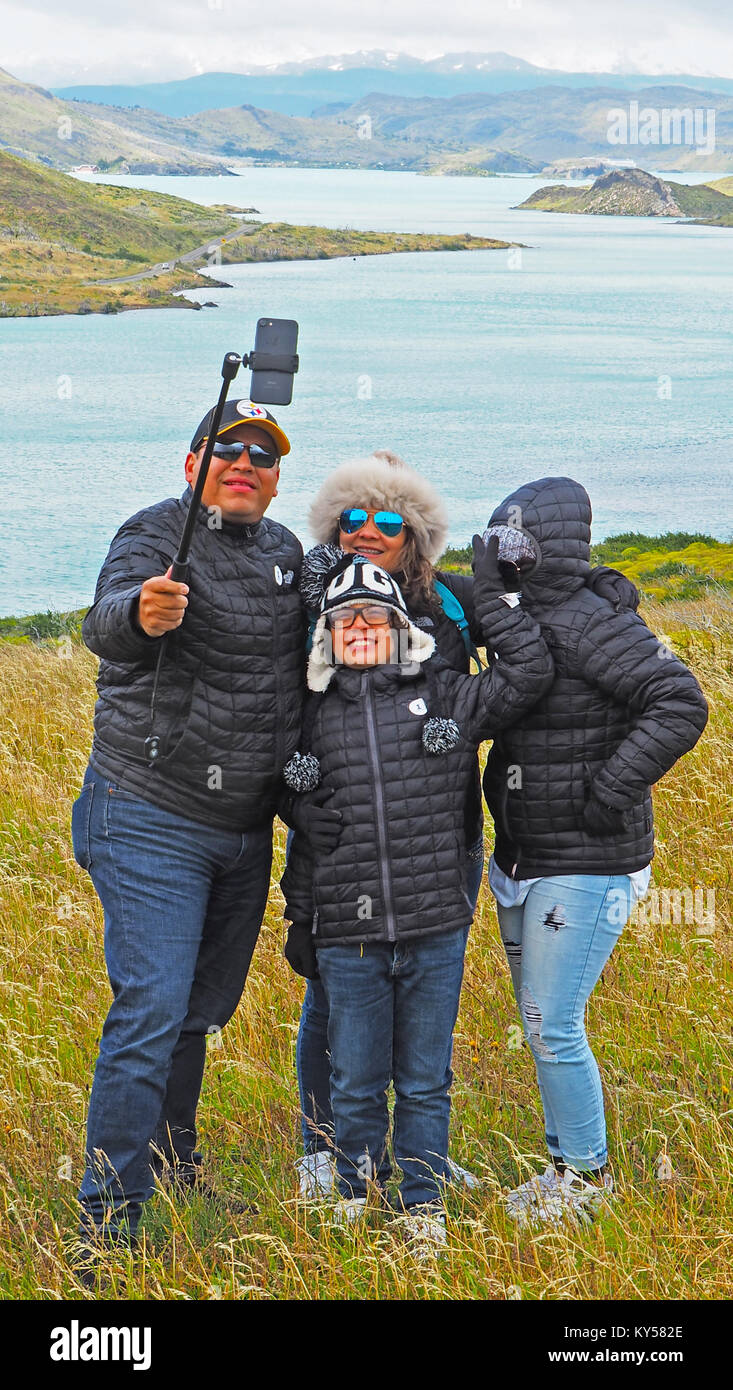 Famiglia facendo una foto selfie nel Parco Nazionale Torres del Paine in Cile. Foto Stock