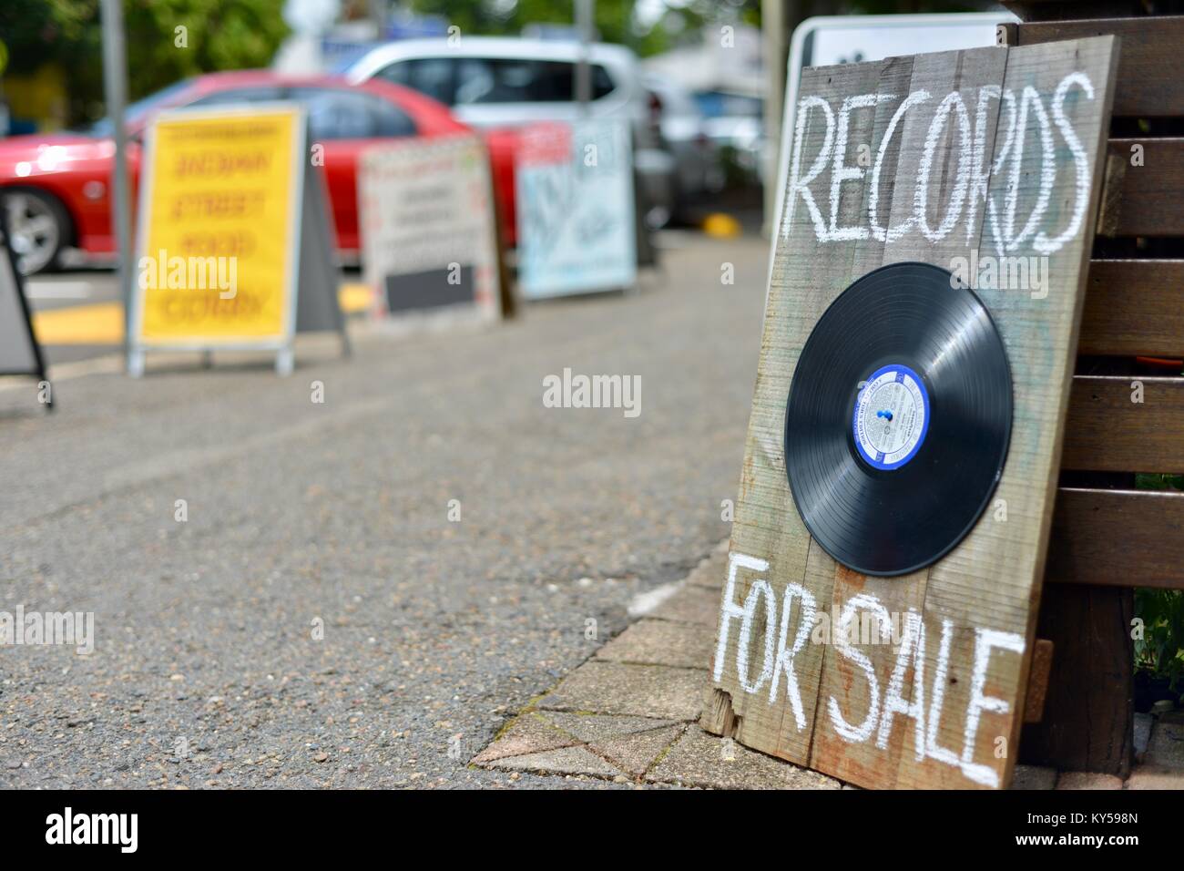 Record per la vendita segno nella strada principale di Maleny, Queensland, Australia Foto Stock