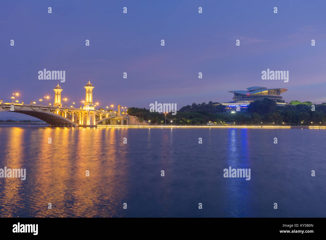 Luce bassa vista di Putrajaya Foto Stock