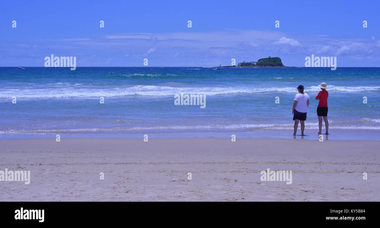 I pensionati rilassante sulla spiaggia, guardando al mare, Mudjimba beach, Sunshine Coast, Queensland, Australia Foto Stock