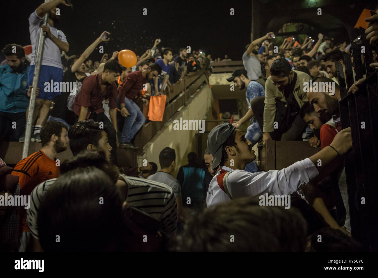 Ottobre 28, 2017 - Damasco, Siria - Folle lasciare le gabbie dopo il siriano finale di Coppa Tishreen Stadium..il calcio siriano cup finale è stata giocata tra Al-Wahda Al-Karamah e squadre di calcio..Nonostante il conflitto in corso in un paese lacerato dalla guerra di Siria, il calcio siriano cup finale è stata ospitata nella città capitale di Damasco che è sotto il governo siriano di controllo con molti locali per gli appassionati di calcio hanno assistito alla partita. (Credito Immagine: © Sally Hayden/SOPA via ZUMA filo) Foto Stock