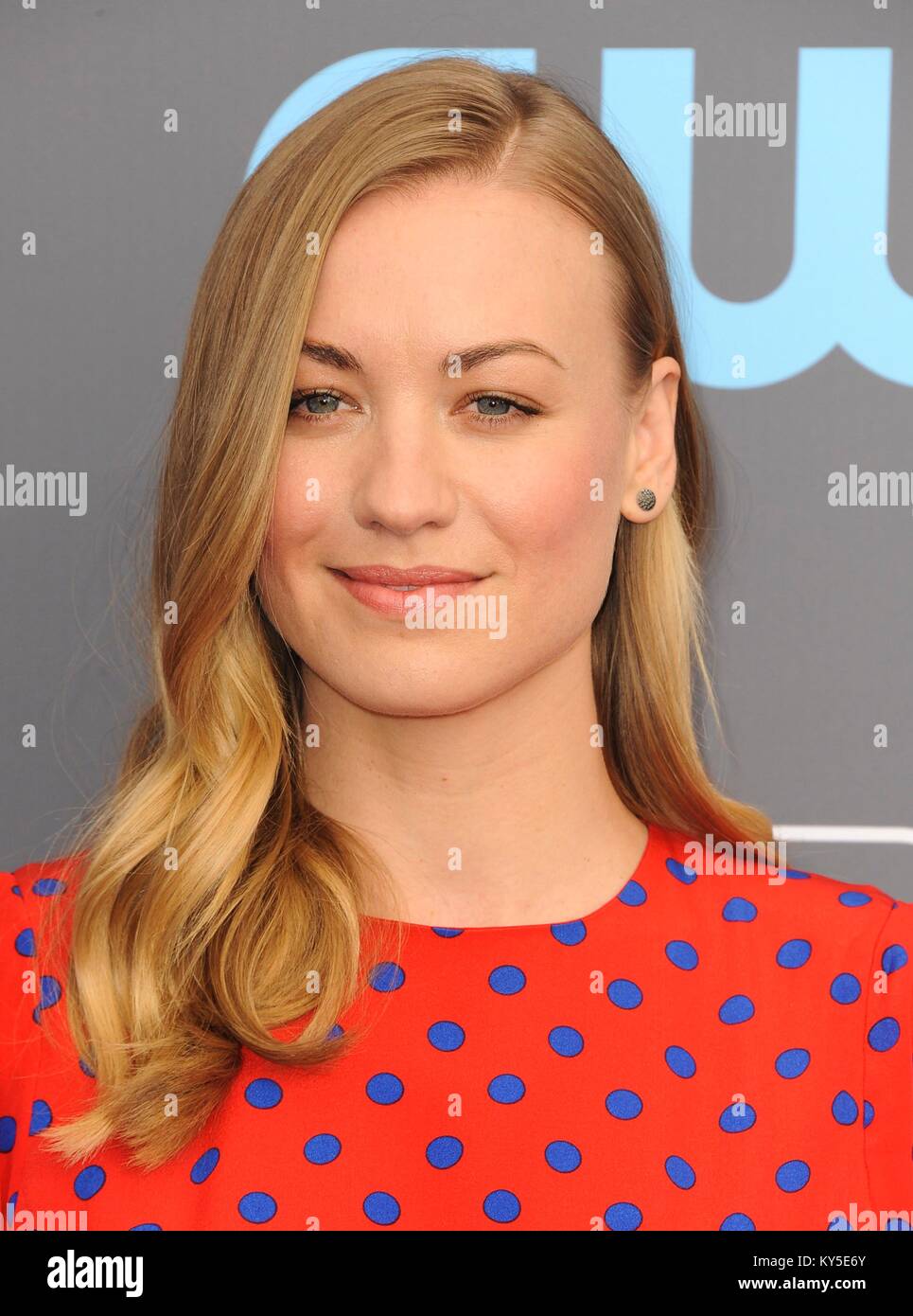 Yvonne Strahovski presso gli arrivi per i critici' Choice Awards 2017 - Parte 2, Barker Hangar, Santa Monica, CA 11 gennaio 2018. Foto di: Elizabeth Goodenough/Everett Collection Foto Stock