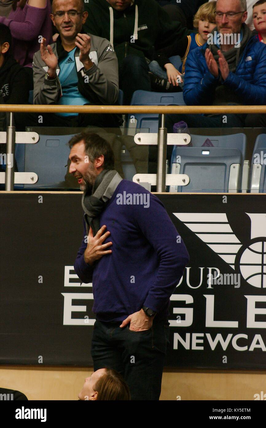 Newcastle upon Tyne, Regno Unito. Il 12 gennaio 2018. Ian Whyte, attore e ex Newcastle Eagles giocatore è introdotto per la folla durante una pausa nel gioco in Newcastle Eagles v Leicester piloti British Basketball League. Credito: Colin Edwards/Alamy Live News Foto Stock