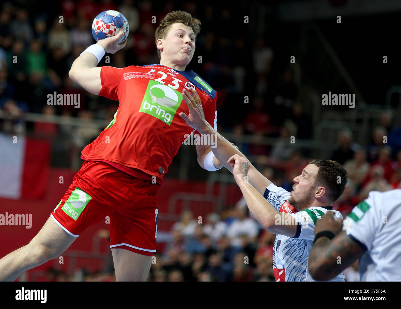 Porec, in Croazia. Xii gen, 2018. Eivind Tangen (L) della Norvegia germogli durante il primo turno di EHF Euro 2018 pallamano match tra la Francia e la Norvegia a Porec, in Croazia, a gennaio 12, 2018. La Francia ha vinto da 32-31. Credito: Igor Kralj/Xinhua/Alamy Live News Foto Stock