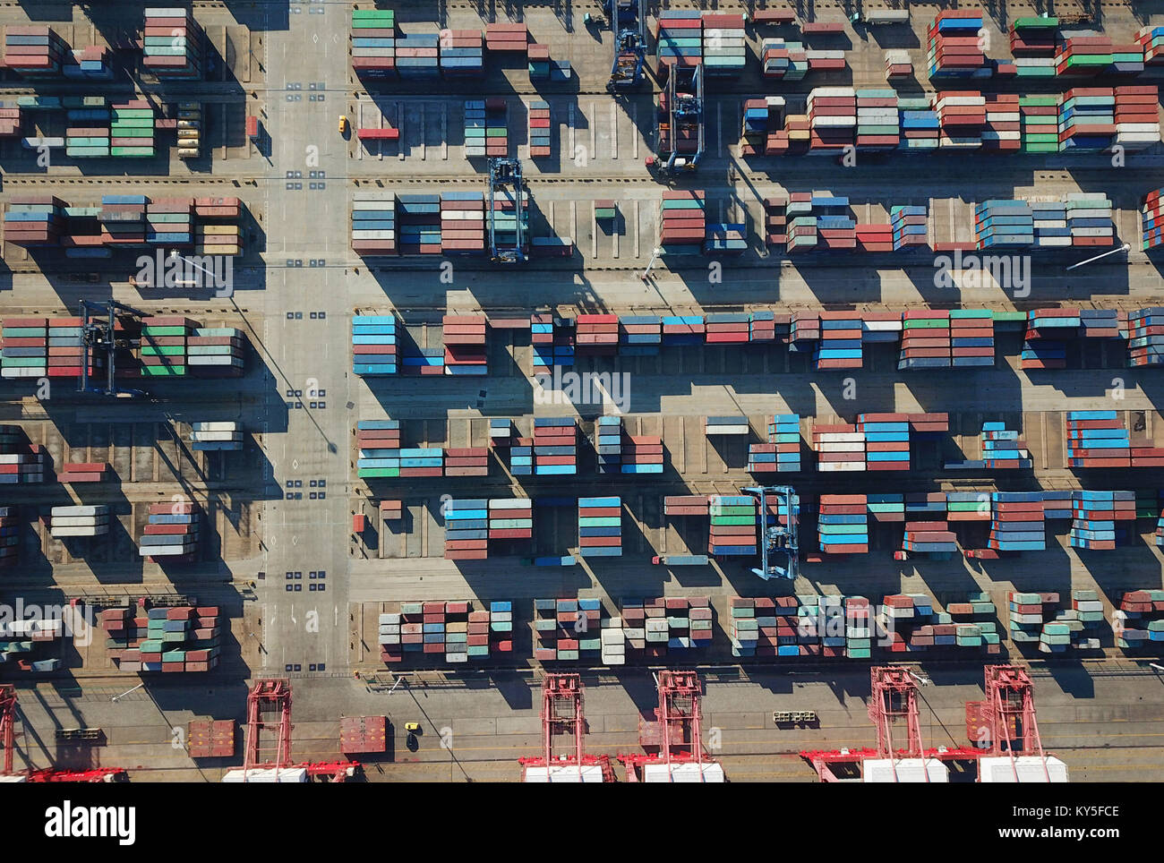 Lianyungang. Xii gen, 2018. Foto scattata a gennaio 12, 2018 mostra il terminal container di Lianyungang Porto di Lianyungang City, est cinese della provincia di Jiangsu. Il commercio estero cinese è il volume rose 14,2 per cento anno su anno di 27,79 miliardi di yuan (4,28 trilioni di dollari USA), la conclusione della precedente due anni di calo costante, i dati ufficiali hanno mostrato venerdì. Credito: Geng Yuhe/Xinhua/Alamy Live News Foto Stock