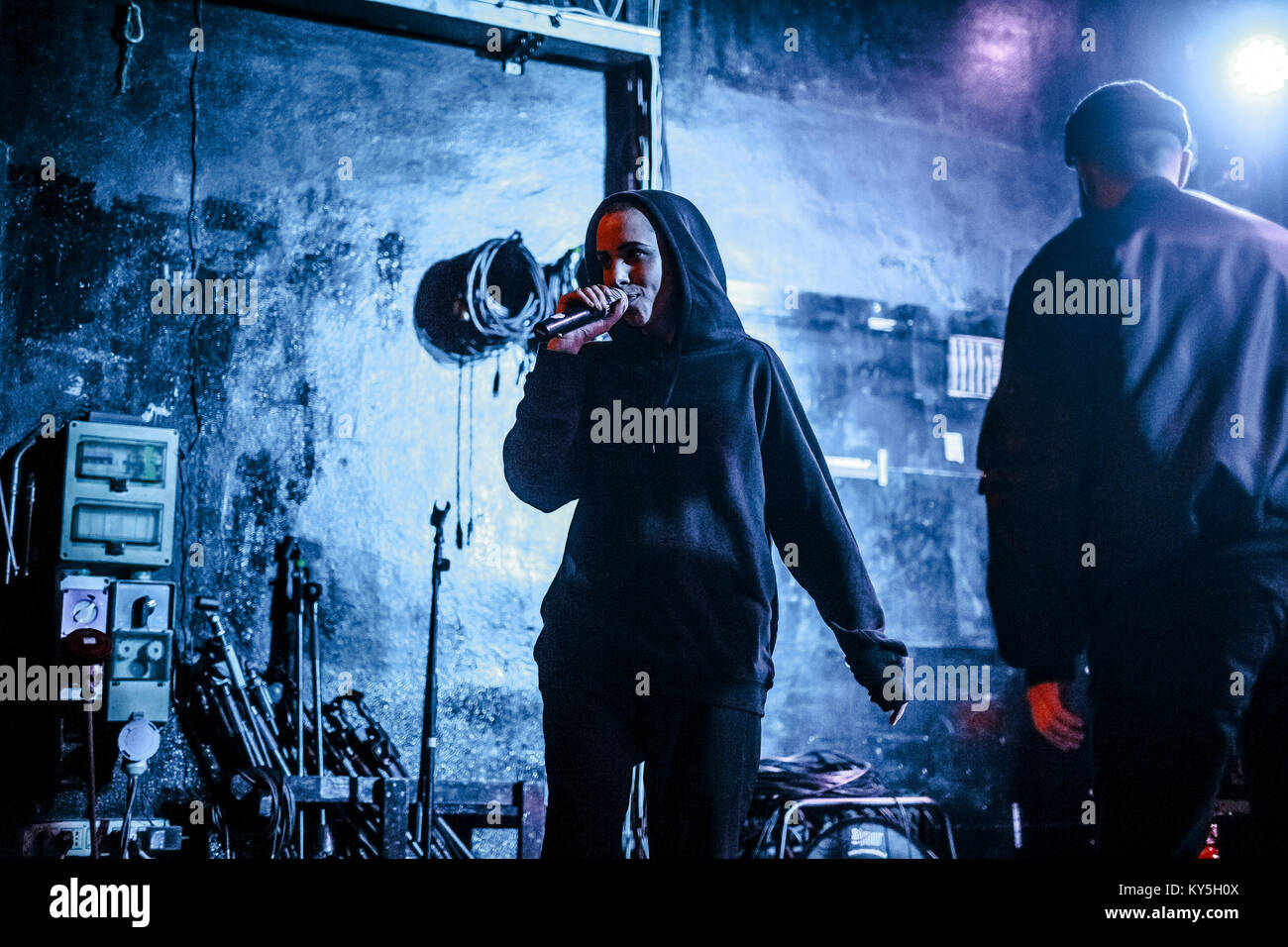 Bologna, Italia XII Jan 2018. L'hip hop trappola italiano duo performing live al Covo Club. Il suo nome è Fausto Lama: un hipster barba e il cappello sulla sua testa. Il suo nome è Francesca: ha peli rasati, biondo platino. Insieme formano il coma Cose che scrive "Coma Cose', con il trattino basso tra. In questi ultimi mesi il duo Milanese ha attirato l' attenzione del pubblico grazie ad una serie di canzoni pubblicato su YouTube. In fine, dato l'interesse, Coma cose ha deciso di pubblicare un mini-album, un EP chiamato 'Inverno ticinese': è il loro album di debutto. Foto Stock