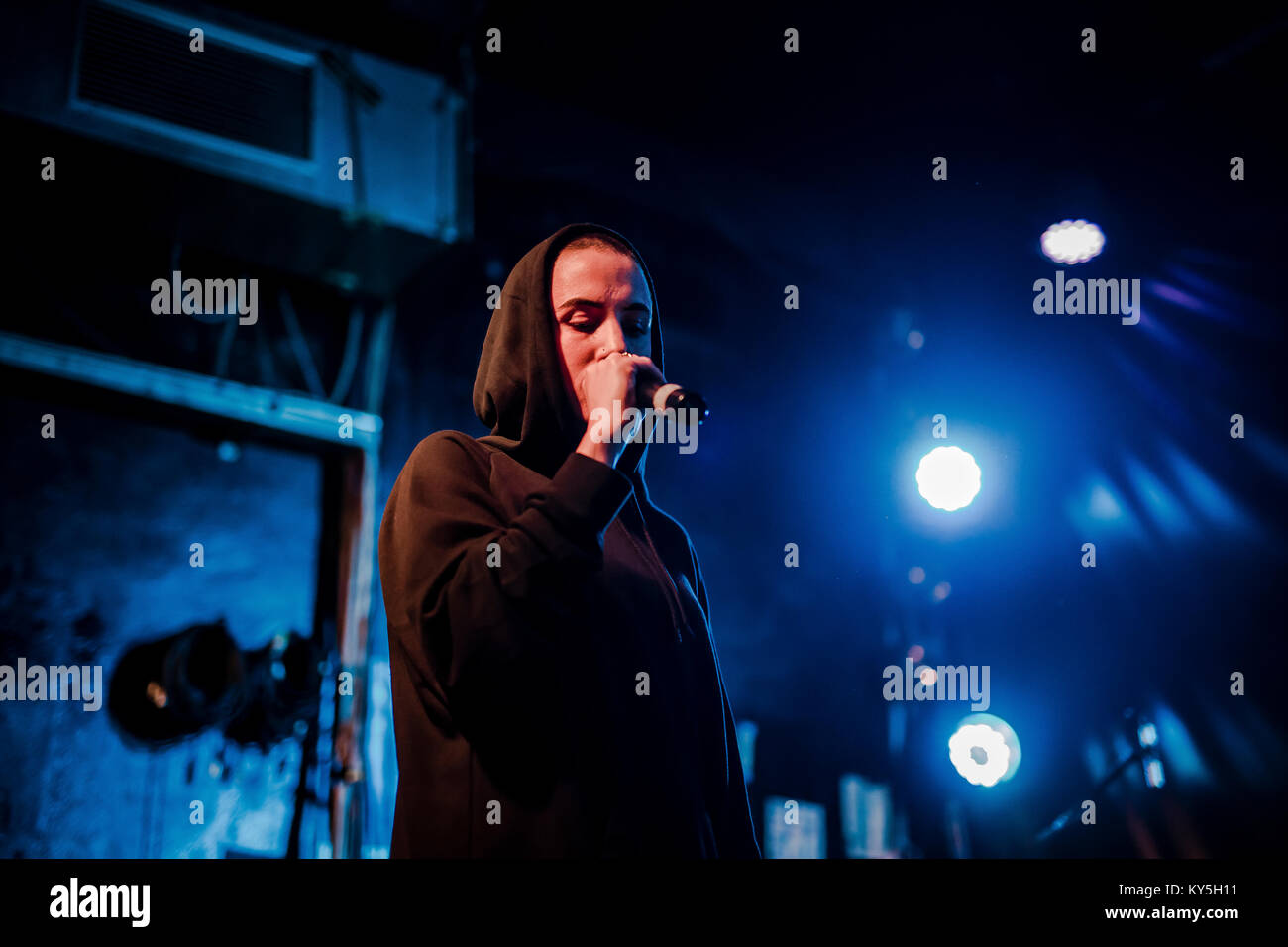 Bologna, Italia XII Jan 2018. L'hip hop trappola italiano duo performing live al Covo Club. Il suo nome è Fausto Lama: un hipster barba e il cappello sulla sua testa. Il suo nome è Francesca: ha peli rasati, biondo platino. Insieme formano il coma Cose che scrive "Coma Cose', con il trattino basso tra. In questi ultimi mesi il duo Milanese ha attirato l' attenzione del pubblico grazie ad una serie di canzoni pubblicato su YouTube. In fine, dato l'interesse, Coma cose ha deciso di pubblicare un mini-album, un EP chiamato 'Inverno ticinese': è il loro album di debutto. Foto Stock