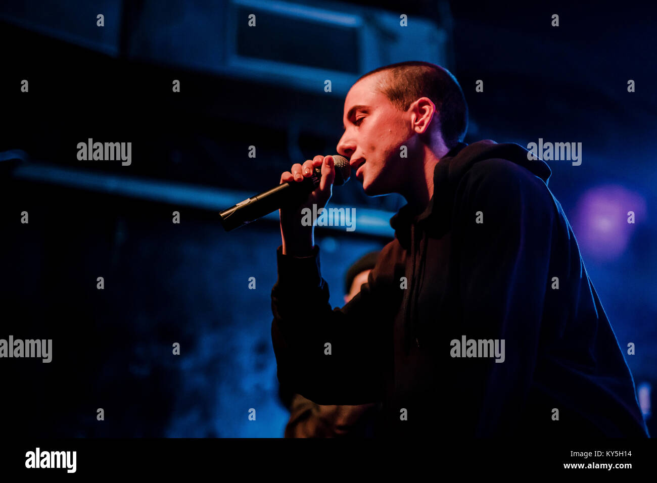 Bologna, Italia XII Jan 2018. L'hip hop trappola italiano duo performing live al Covo Club. Il suo nome è Fausto Lama: un hipster barba e il cappello sulla sua testa. Il suo nome è Francesca: ha peli rasati, biondo platino. Insieme formano il coma Cose che scrive "Coma Cose', con il trattino basso tra. In questi ultimi mesi il duo Milanese ha attirato l' attenzione del pubblico grazie ad una serie di canzoni pubblicato su YouTube. In fine, dato l'interesse, Coma cose ha deciso di pubblicare un mini-album, un EP chiamato 'Inverno ticinese': è il loro album di debutto. Foto Stock