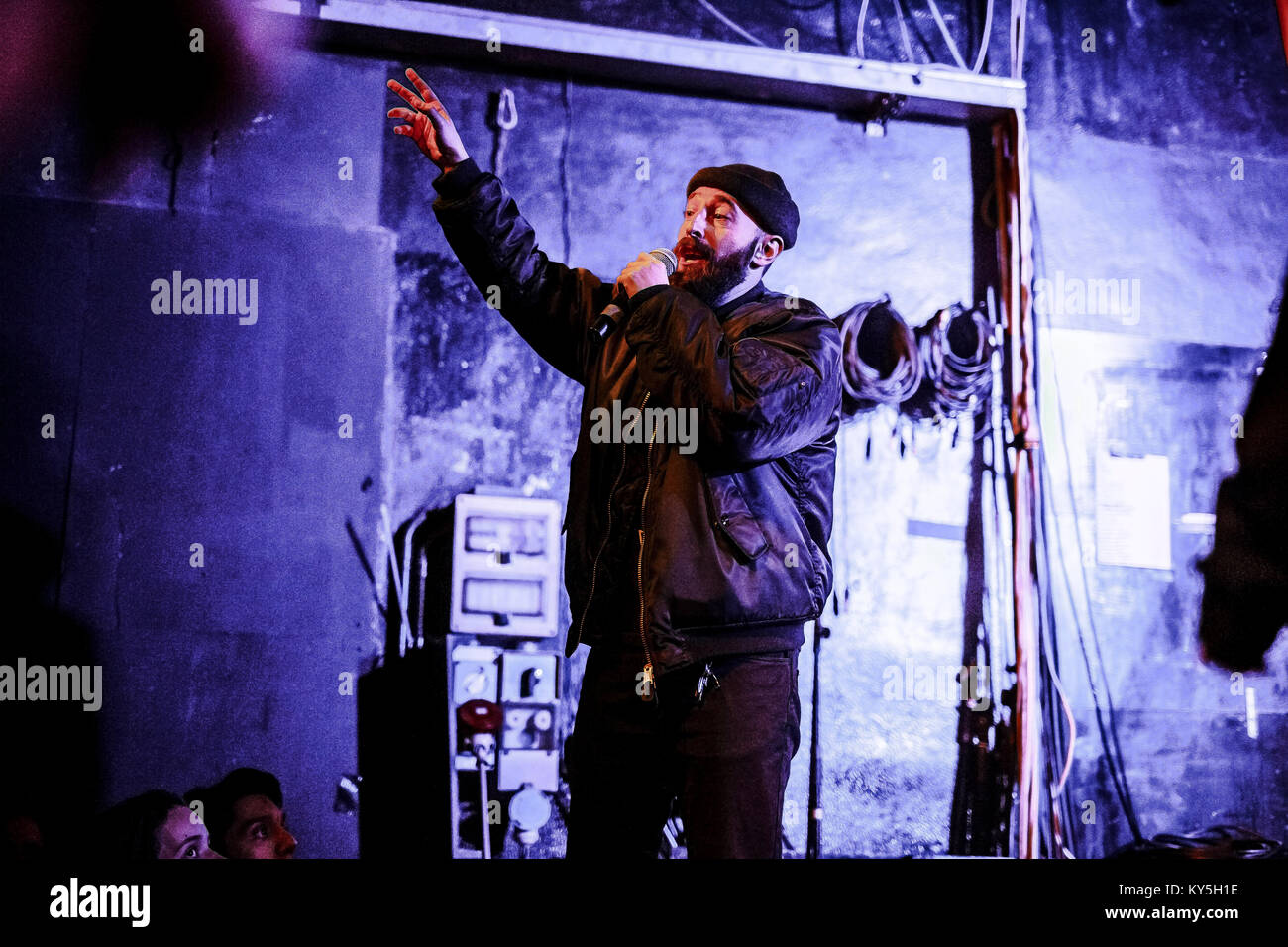 Bologna, Italia XII Jan 2018. L'hip hop trappola italiano duo performing live al Covo Club. Il suo nome è Fausto Lama: un hipster barba e il cappello sulla sua testa. Il suo nome è Francesca: ha peli rasati, biondo platino. Insieme formano il coma Cose che scrive "Coma Cose', con il trattino basso tra. In questi ultimi mesi il duo Milanese ha attirato l' attenzione del pubblico grazie ad una serie di canzoni pubblicato su YouTube. In fine, dato l'interesse, Coma cose ha deciso di pubblicare un mini-album, un EP chiamato 'Inverno ticinese': è il loro album di debutto. Foto Stock