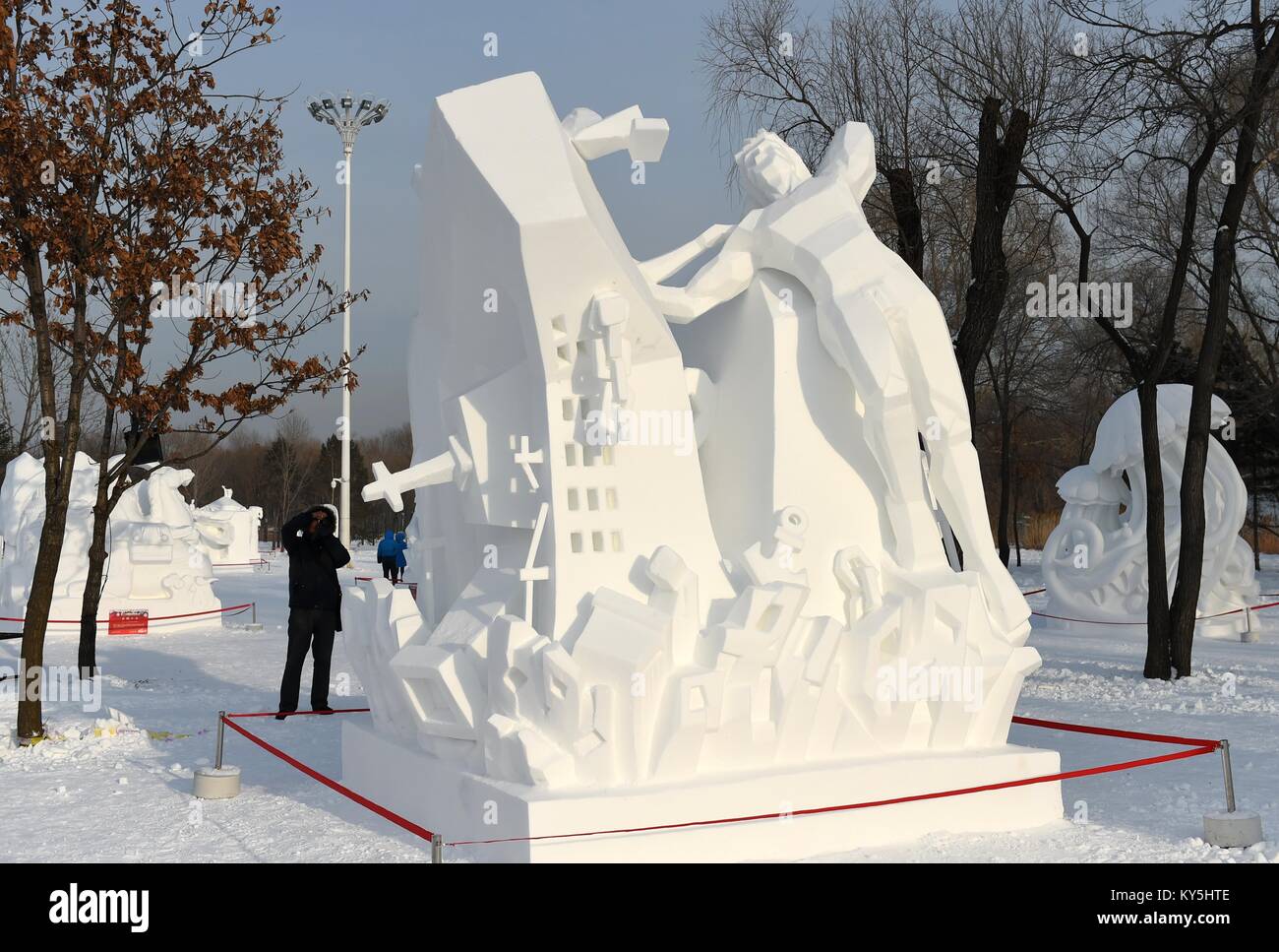 Harbin, la Cina della Provincia di Heilongjiang. Xiii gen, 2018. Il lavoro di un team russo, Titanic Love Story, vince il terzo premio alla XXIII Harbin International Concorso di sculture in neve a Harbin, capitale del nord-est della Cina di Provincia di Heilongjiang, Gennaio 13, 2018. Quattro giorni di concorrenza concluso qui il sabato, con un totale di 25 squadre da casa e all'estero che partecipa al gioco. Credito: Wang Jianwei/Xinhua/Alamy Live News Foto Stock