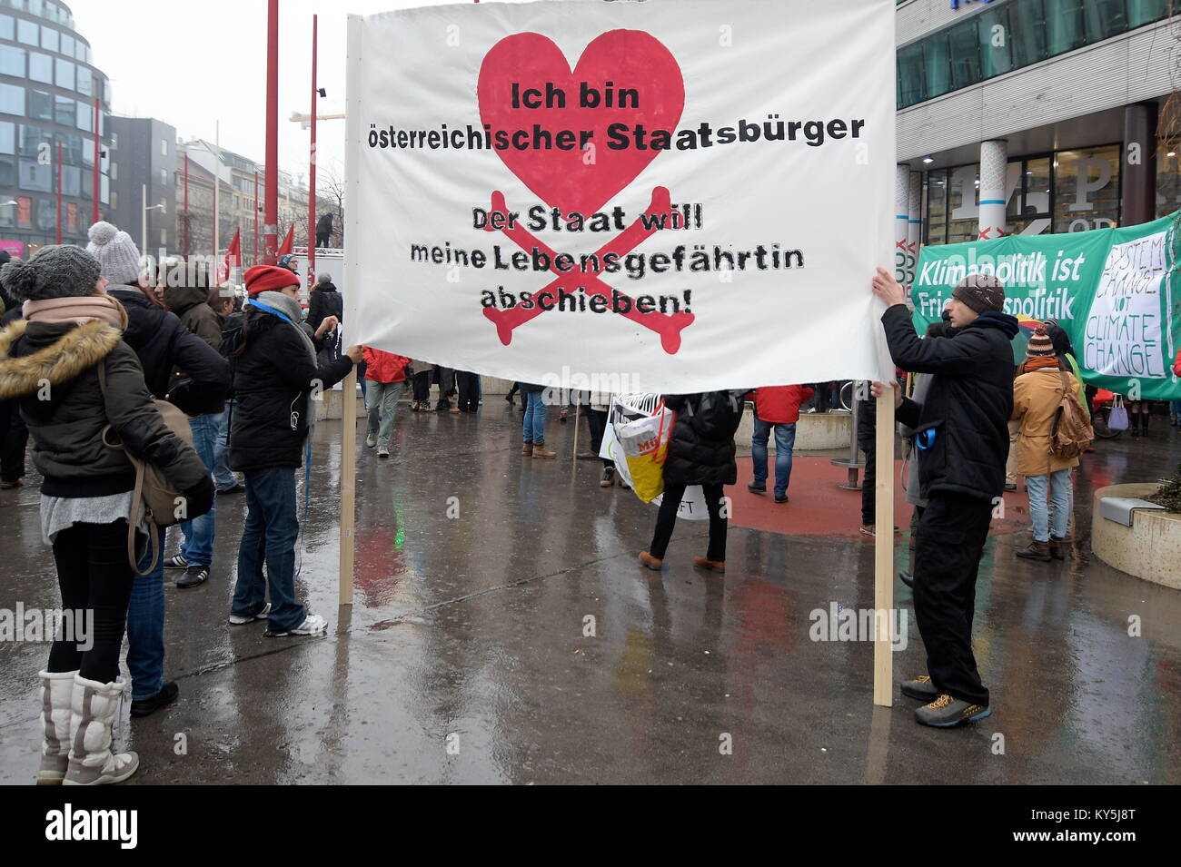 Vienna, Austria. Gennaio 13, 2018. Gli oppositori del governo di sinistra chiedono una grande manifestazione contro il nero e il blu (FPÖ Freedom Party Austria e ÖVP). Credit: Franz PERC/Alamy Live News Foto Stock