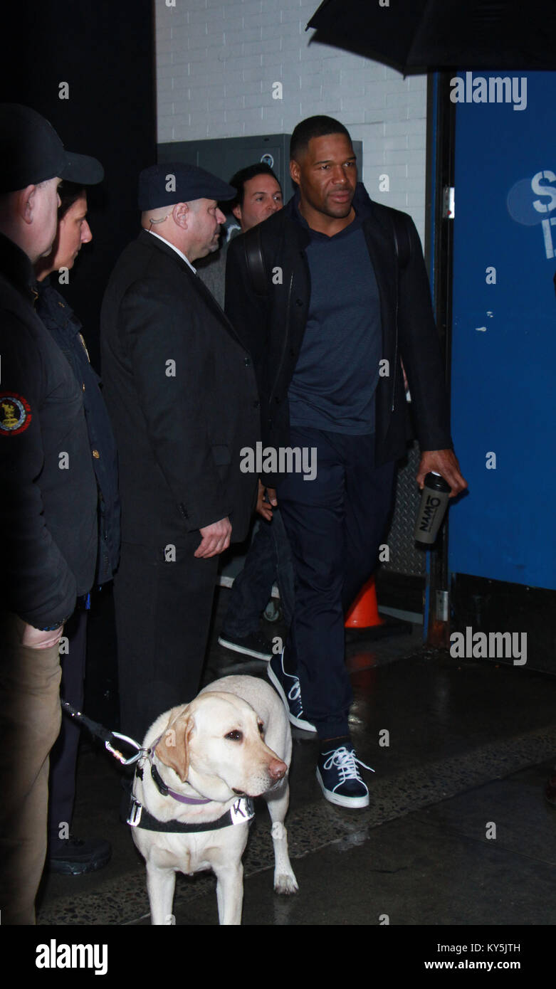 New York, NY, STATI UNITI D'AMERICA. Xii gen, 2018. Michael Strahan ospite di Good Morning America visto lasciare ABC Studios di New York il 12 gennaio 2018. Credito: Rw/media/Pench Alamy Live News Foto Stock