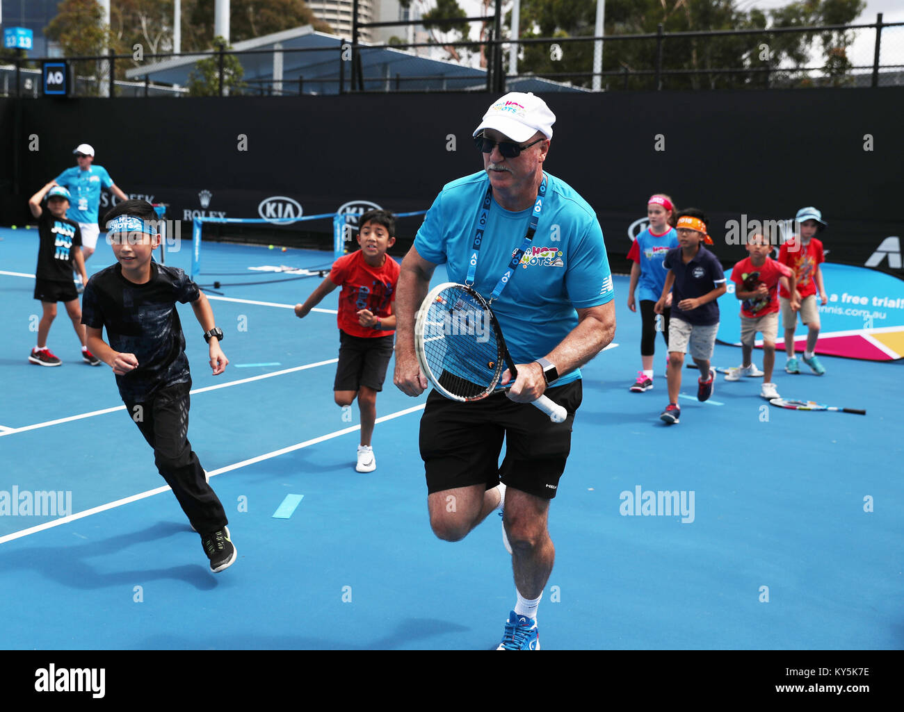 Melbourne, Australia. Xiii gen, 2018. I bambini giocano i giochi di tennis per bambini Tennis Day, tenutosi a Melbourne Park a Melbourne, Australia, Gennaio 13, 2018. Credito: Bai Xuefei/Xinhua/Alamy Live News Foto Stock